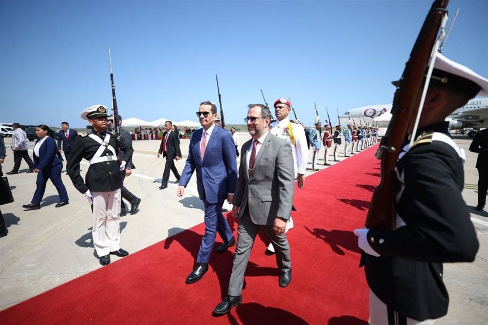 El primer ministro y ministro de Exteriores de Qatar, Mohamed bin Abdulrahman al Thani, y el ministro de Exteriores de Venezuela, Yván Gil, en el Aeropuerto Internacional Simón Bolívar de Maiquetía, Venezuela