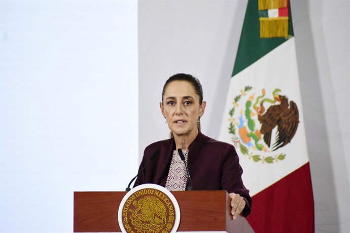 A presidente mexicana Claudia Sheinbaum Pardo fala durante uma coletiva sobre a campanha de vacinação contra o sarampo e os casos registrados no México, no Palácio Nacional, em 17 de fevereiro de 2026, na Cidade do México, México.