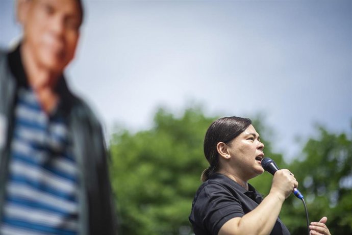Archivo - La vicepresidenta filipina, Sara Duterte, habla en el escenario con una gran imagen recortada de su padre, el expresidente Rodrigo Duterte