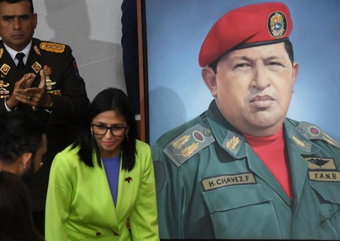Archivo - La presidenta encargada de Venezuela, Delcy Rodríguez, y a su espalda, imagen del exmandatario Hugo Chávez