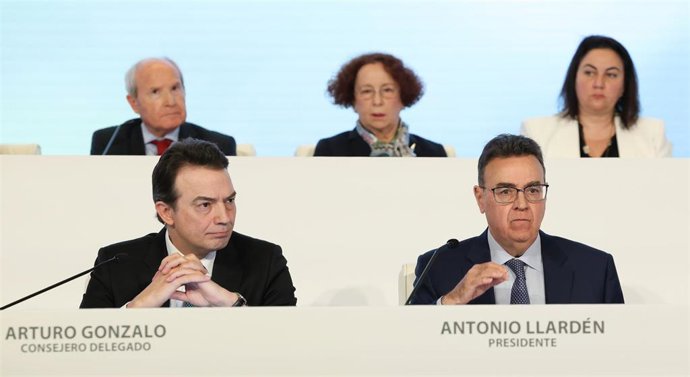 Archivo - El consejero delegado de Enagás, Arturo Gonzalo (i), y  el presidente de Enagás, Antonio Llarden (d), durante la Junta General de Accionistas de Enagás