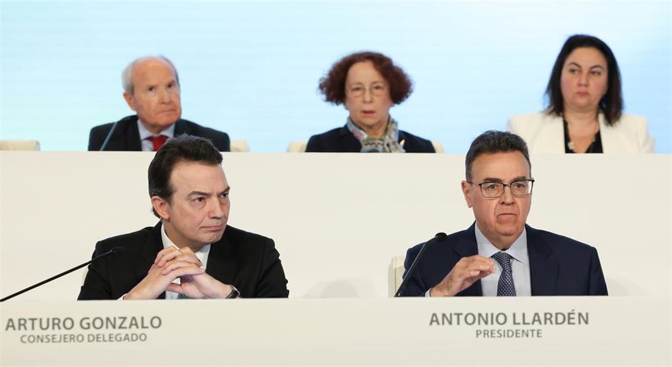 Archivo - El consejero delegado de Enagás, Arturo Gonzalo (i), y  el presidente de Enagás, Antonio Llarden (d), durante la Junta General de Accionistas de Enagás