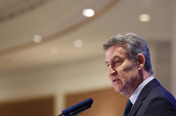 O presidente do PP, Alberto Núñez Feijóo, durante um café da manhã informativo do Fórum Nova Economia, no Four Seasons Hotel, em 17 de fevereiro de 2026, em Madri (Espanha).