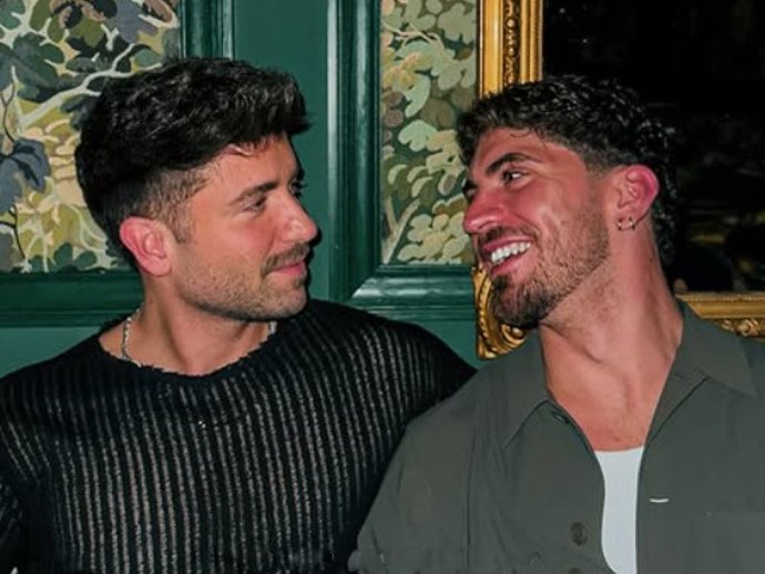 Pablo Alborán mirando embelesado a Juan Sesma