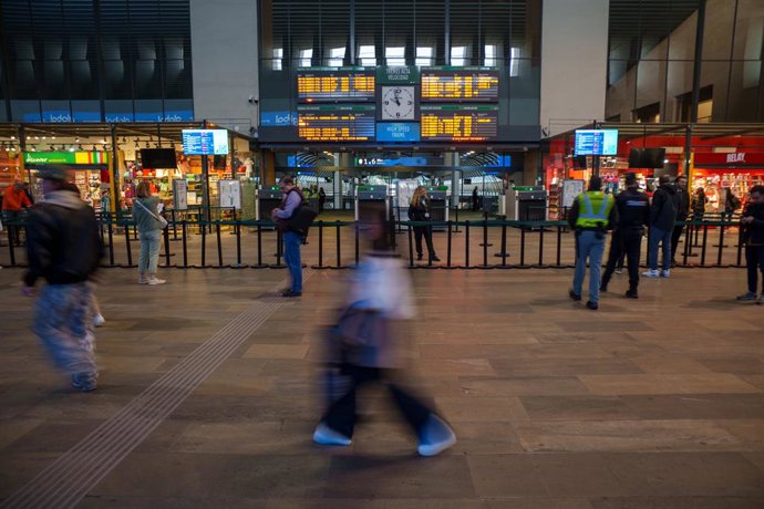 Passageiros no saguão da estação ferroviária de Santa Justa, em Sevilha, aguardam para iniciar sua viagem. 17 de fevereiro de 2026, em Sevilha (Andaluzia, Espanha). As operadoras ferroviárias Renfe e Iryo anunciaram nesta terça-feira, 17 de fevereiro, que