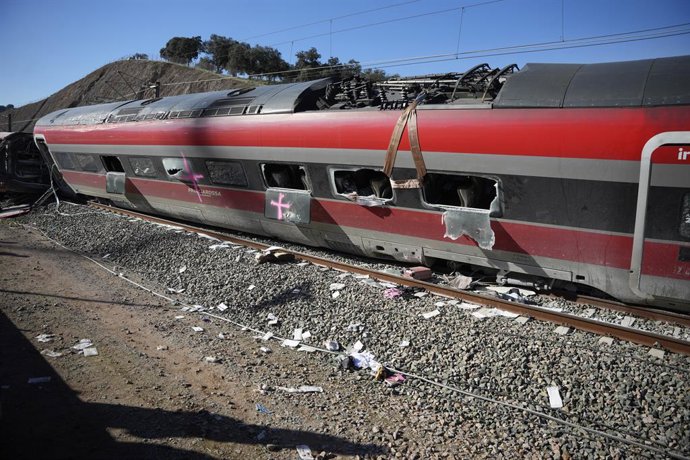 Um dos vagões do trem Iryo que descarrilou, em 20 de janeiro de 2026, em Adamuz, Córdoba, Andaluzia (Espanha). O descarrilamento de um trem de alta velocidade e a subsequente colisão com outro comboio, ocorrido na tarde deste domingo em Adamuz (Có