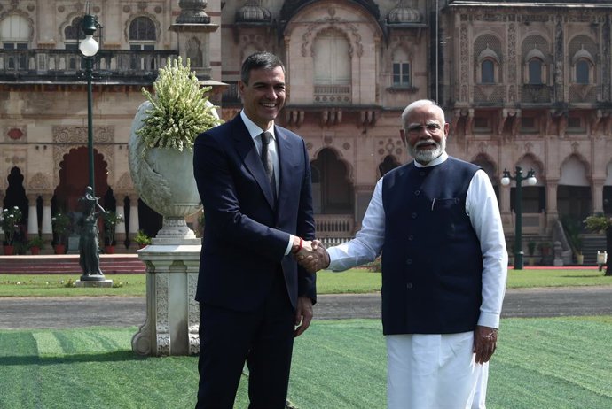 Archivo - Arquivo - O presidente do Governo, Pedro Sánchez (à esquerda), e o primeiro-ministro indiano, Narendra Modi (à direita), posam em frente ao Palácio Lakhsmi Vilas, em Vadodara, durante a sua visita oficial à República da Índia, em 28 de outubro d