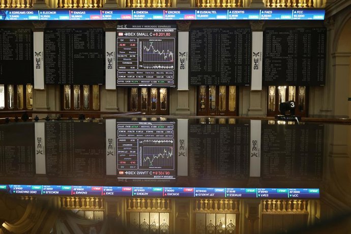 Archivo - Un panel del Ibex 35 en el Palacio de la Bolsa.