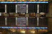 El Ibex 35 sube un 0,3% en la apertura y vuelve a recuperar los 18.000 puntos impulsada por Puig e Indra