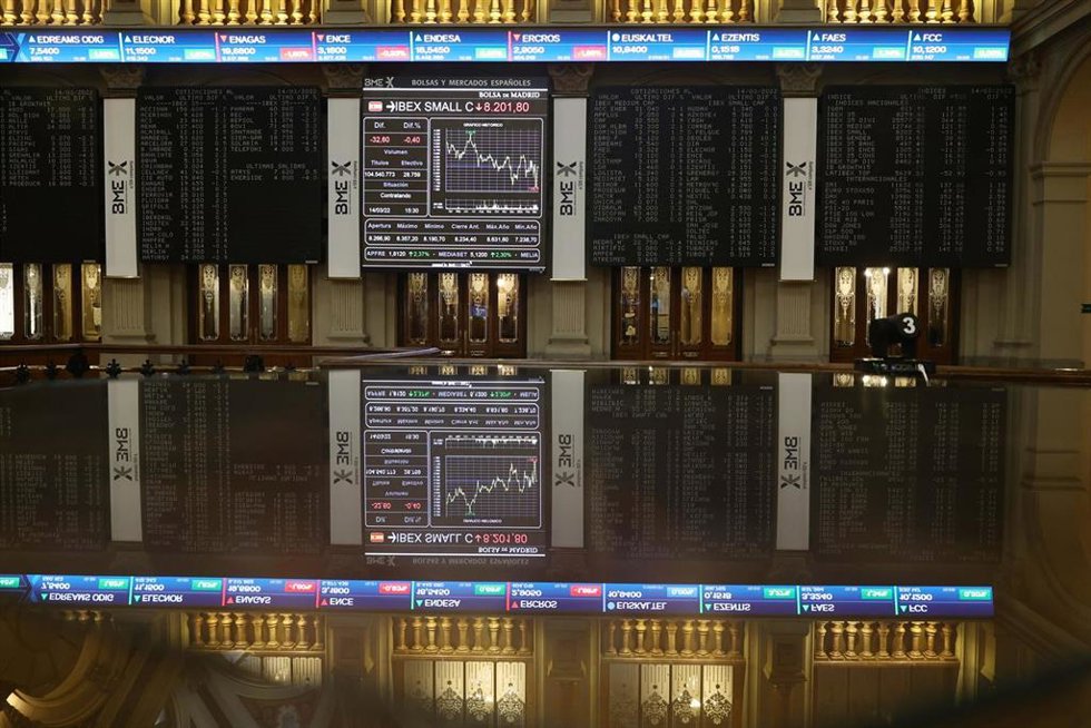 Archivo - Un panel del Ibex 35 en el Palacio de la Bolsa.