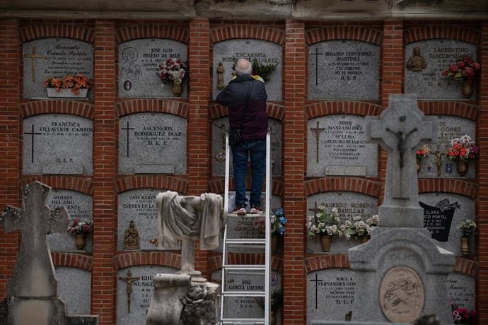Archivo - Una persona durante la festividad de Todos los Santos, en el cementerio de Nuestra Señora de la Almudena (antiguamente cementerio del Este), a 1 de noviembre de 2025, en Madrid (España). Según un estudio realizado por Ipsos para Mémora, seis de 