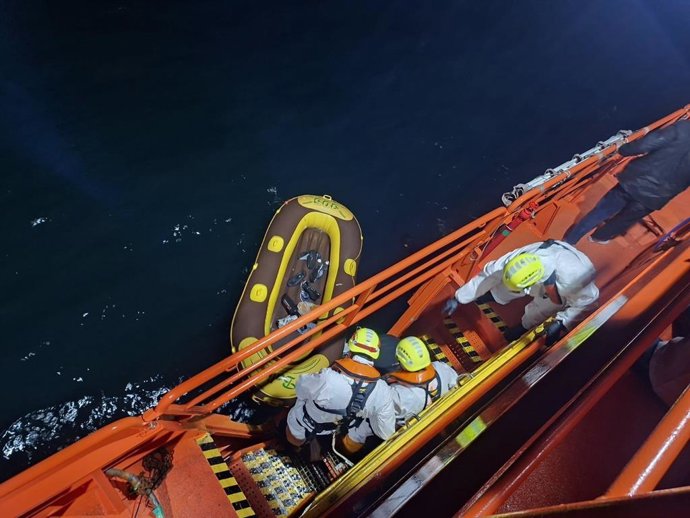 Rescate de migrantes en aguas gaditanas por Salvamento Marítimo.