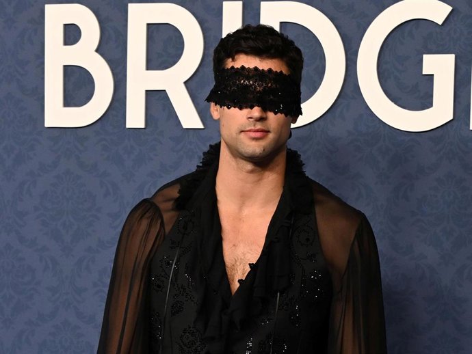 Manu Moreno durante el baile de máscaras de Los Bridgerton, a 17 de febrero de 2026, en Madrid (España).