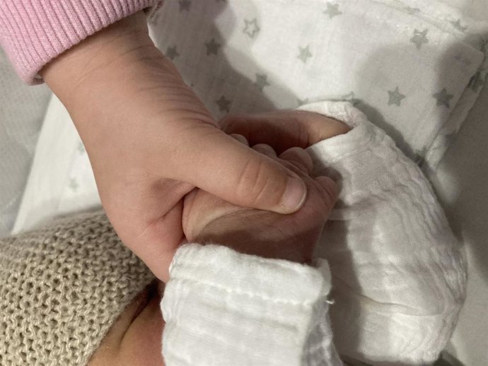 Archivo - Bebé recién nacido.
