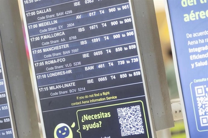Archivo - Una pantalla informativa, en el Aeropuerto Adolfo Suárez Madrid-Barajas, a 1 de agosto de 2025, en Madrid (España).  