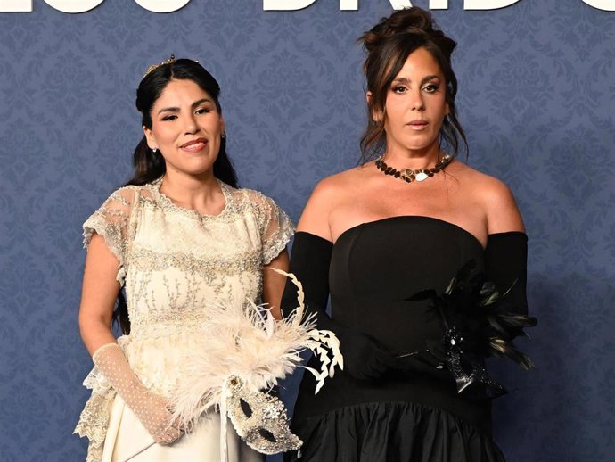 Isa y Anabel Pantoja en la fiesta de Los Birdgerton