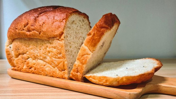 Cómo hacer un pan de molde casero paso a paso: esponjoso, versátil y delicioso