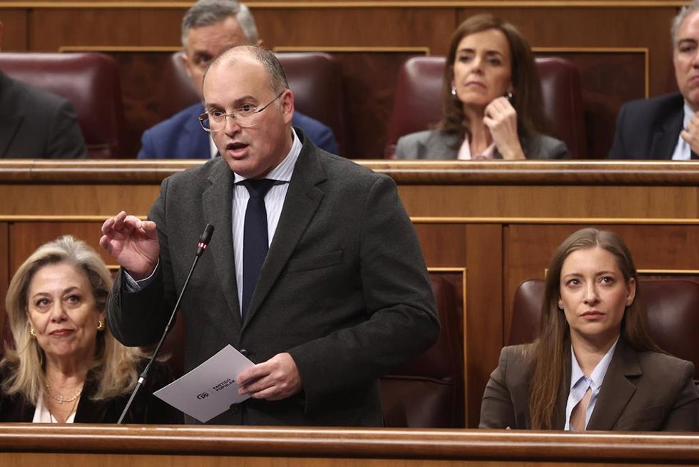 El secretario general del PP, Miguel Tellado, interviene durante una sesión de control al Gobierno, en el Congreso de los Diputados, a 18 de febrero de 2026, en Madrid (España). 