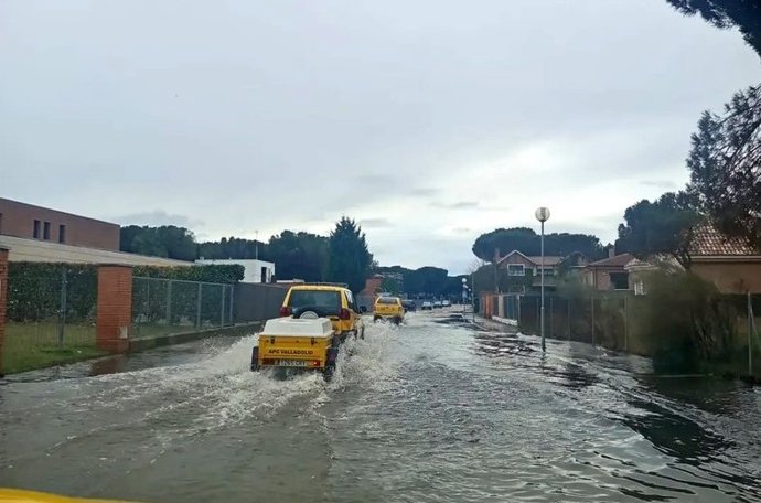 Vehículos de Protección Civil en Aldeamayor de San Martín en el episodio de inundaciones.