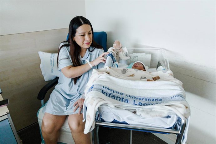 Archivo - Zaira posa con su hijo Santiago, que ha sido uno de los primeros bebés nacidos en 2026 en Madrid, en el Hospital Infanta Leonor, situado en el distrito de Villa de Vallecas, a 1 de enero de 2026, en Madrid (España). Santiago nació a las 01.10 ho