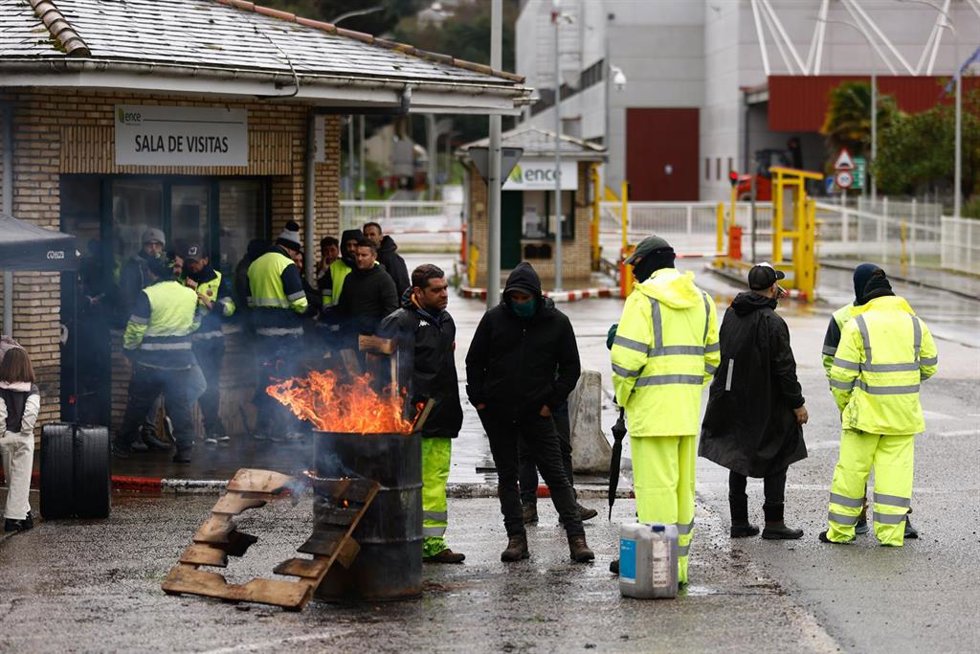 Trabajadores de Ence durante la huelga de la plantilla de Ence en contra del ERE a 96 trabajadores, a 16 de febrero de 2026, en Navia, Asturias (España). Los trabajadores protestan por la decisión de la compañía de activar un Expediente de Regulación de