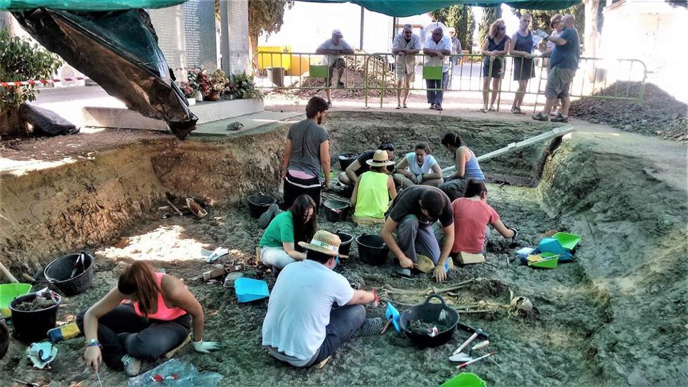 Archivo - Exhumación de restos en una fosa común en el cementerio de Villanueva de la Serena en 2016.