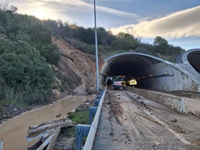 Obras en el tunel de Valdeinfierno en la autovía de Los Barrios, la A-381, cortada por desprendimiento. ARCHIVO.