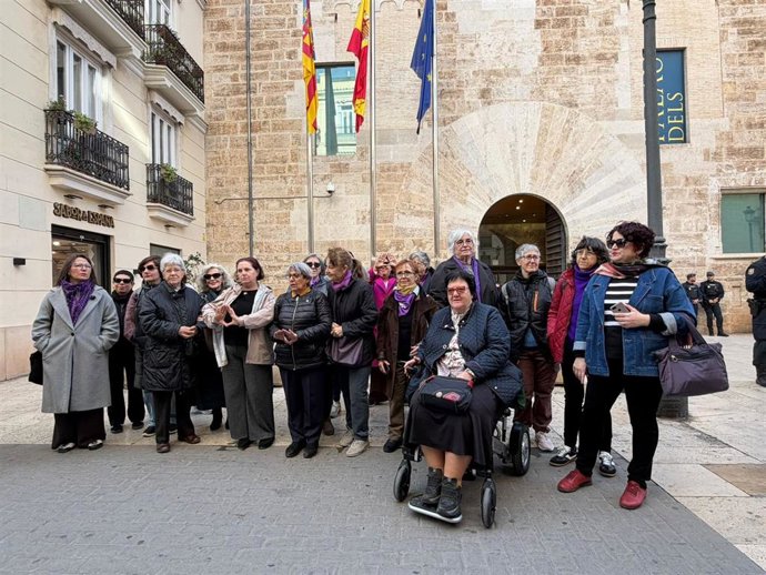 Una concentración de la Coordinadora Feminista a las puertas de Les Corts denuncia el "borrado" de las políticas de igualdad del Consell por "voxtorsión"