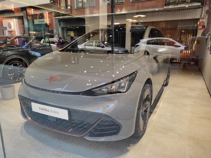 Archivo - Coche expuesto en un concesionario