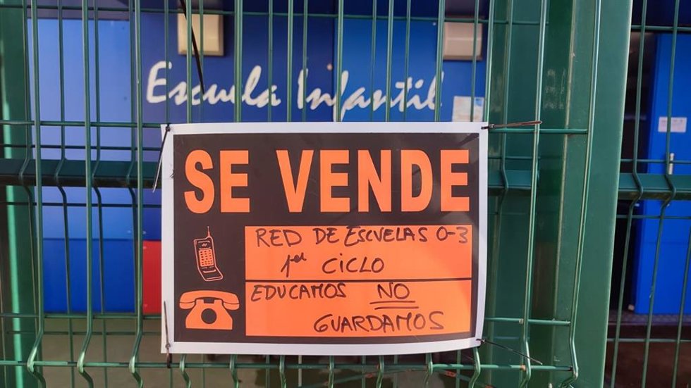 Cartel de huelga en una escuela infantil de Oviedo.