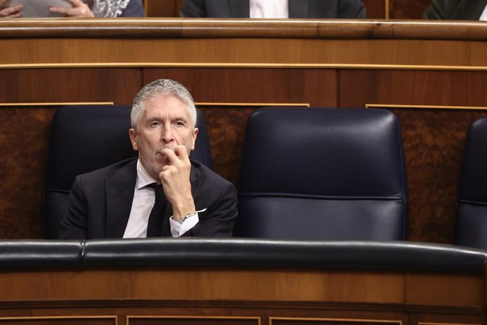 O ministro do Interior, Fernando Grande-Marlaska, durante uma sessão de controle do Governo, no Congresso dos Deputados, em 18 de fevereiro de 2026, em Madri (Espanha). O Governo enfrenta uma nova sessão de controle no Congresso, na qual res
