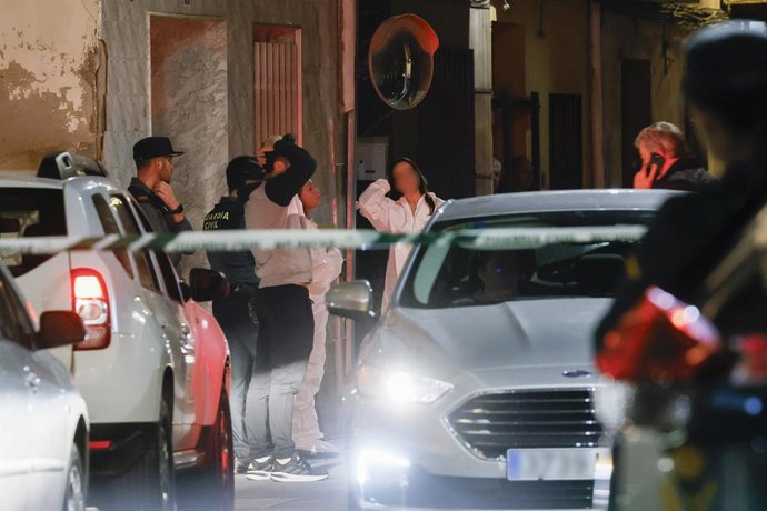 Vários agentes da Guarda Civil investigam o ocorrido, em 17 de fevereiro de 2026, em Xilxes, Castellón, Comunidade Valenciana (Espanha). Os corpos de uma mulher e sua filha de 12 anos foram encontrados nesta terça-feira na localidade de Xilxes, em Castell