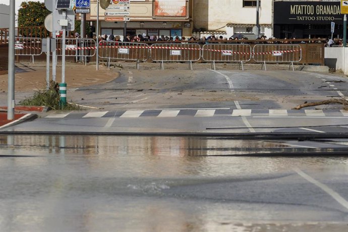 Imagen de los graves desperfectos que el temporal ha ocasionado a la carretera de acceso a Huétor Tajar (Granada). 