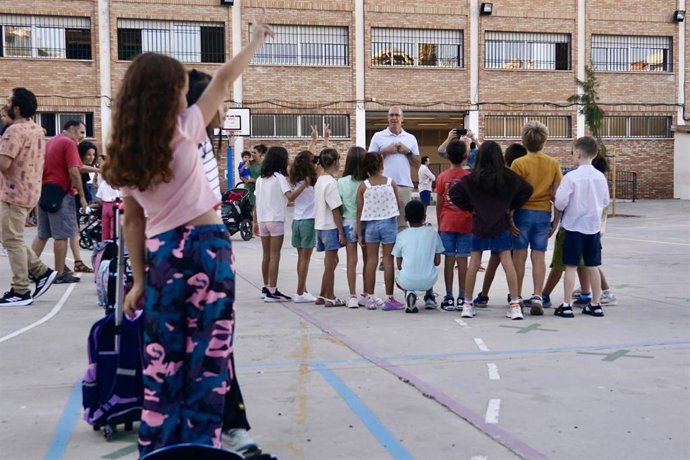 Archivo - Unos niños en el patio del colegio. Foto archivo