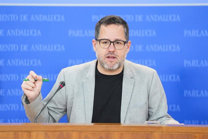 El portavoz del Grupo Mixto-AdelanteAndalucía, José Ignacio García, durante la ronda de ruedas de prensa de portavoces de los grupos parlamentarios en el Parlamento de Andalucía, a 18 de febrero de 2026 en Sevilla (Andalucía, España). Los portavoces de lo