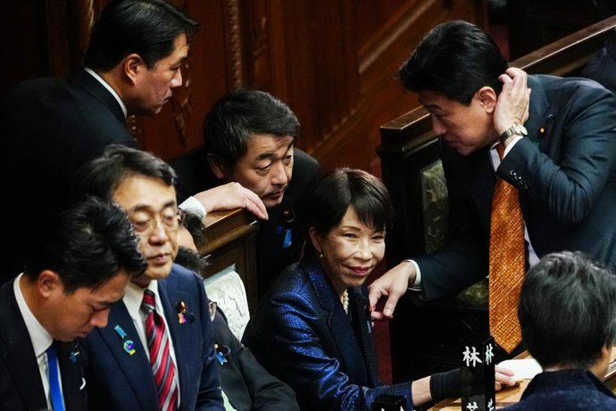 TÓQUIO, 18 de fevereiro de 2026 — Sanae Takaichi (2ª à direita) participa da votação para a designação do primeiro-ministro do Japão na Câmara dos Representantes, em Tóquio, Japão, em 18 de fevereiro de 2026. Sanae Takaichi, presidente do Partido Liberal 