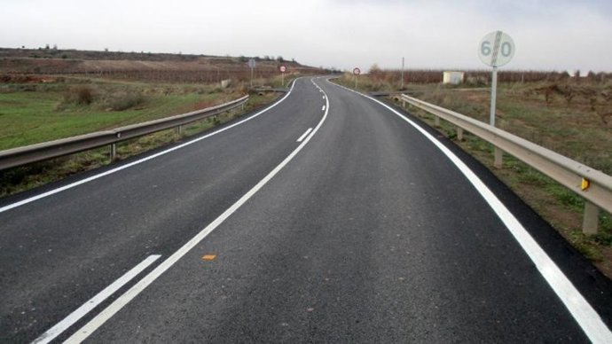 El Gobierno de La Rioja invierte más de 197.000 euros en el refuerzo de firme de la LR-324 en Arenzana de Abajo