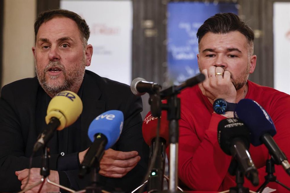 El presidente de ERC, Oriol Junqueras (i), y el portavoz de ERC en el Congreso, Gabriel Rufián (d), ofrecen una rueda de prensa, a 27 de enero de 2026, en Valencia (España). Junqueras y Rufián entran en campaña en la Comunidad Valenciana emprendiendo un