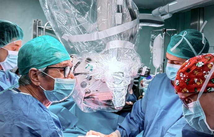 Imagen de médicos durante una intervención.