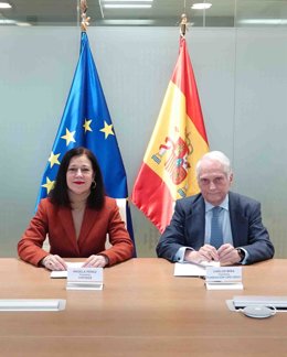 La presidenta y consejera delegada de Cofides, Ángela Pérez, y el presidente de Fundación CRE100DO, Carlos Miras, firman el acuerdo   para apoyar la internacionalización y el crecimiento de las Empresas de Tamaño Intermedio.