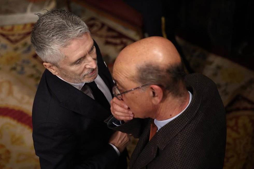 El ministro del Interior, Fernando Grande-Marlaska (i) a su salida de una sesión de control al Gobierno, en el Congreso de los Diputados, a 18 de febrero de 2026, en Madrid (España). El Gobierno se enfrenta a una nueva sesión de control en el Congreso e