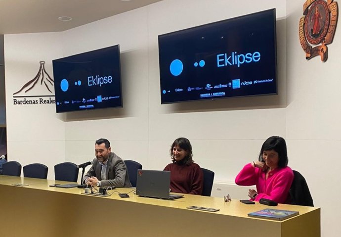 El director general de Administración Local y Despoblación, Jesús Mari Rodríguez,, junto a dos técnicas de Lursarea