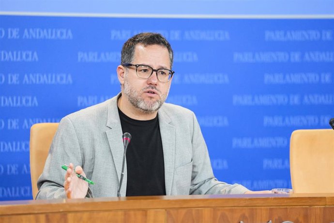 El portavoz del Grupo Mixto-AdelanteAndalucía, José Ignacio García, durante la ronda de ruedas de prensa de portavoces de los grupos parlamentarios en el Parlamento de Andalucía, a 18 de febrero de 2026 en Sevilla (Andalucía, España). Los portavoces de lo