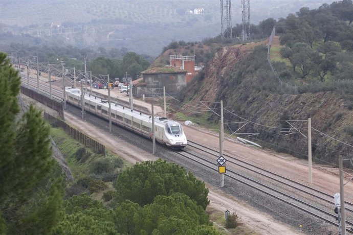 Imagen de un tren AVE a su paso por el tramo de vía, completamente restaurado, donde ocurrió el trágico accidente del pasado 18 de enero en Adamuz (Córdoba)