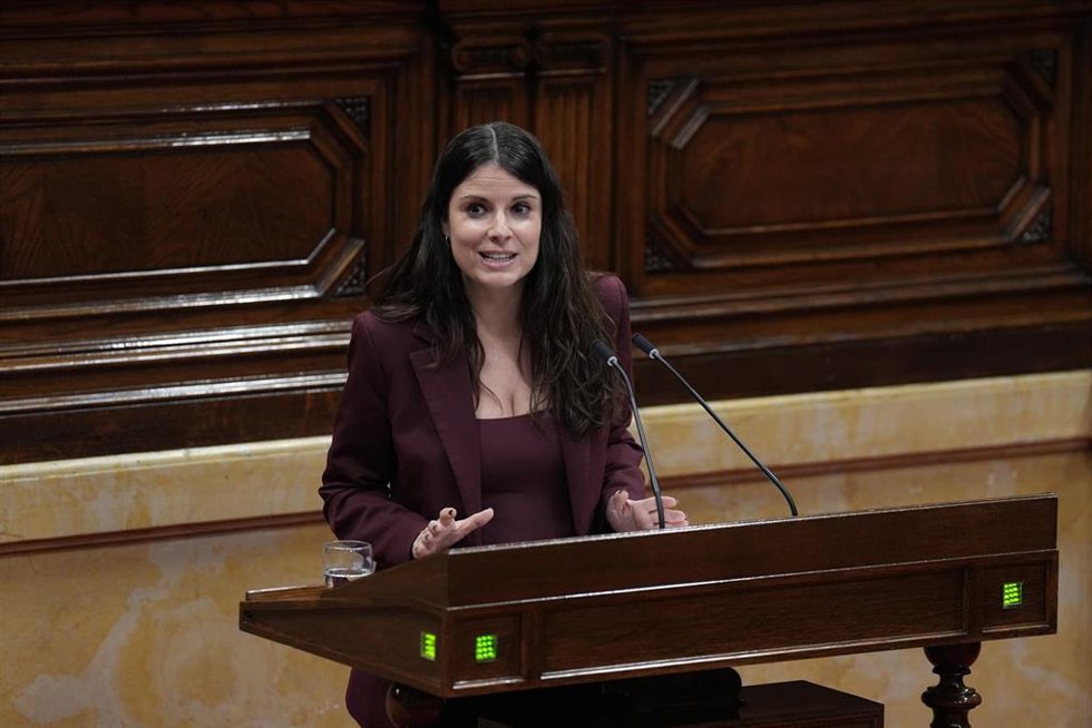 La líder de Junts en el Parlament, Mnica Sales, durante un pleno en el Parlament de Catalunya, a 10 de febrero de 2026, en Barcelona, Catalunya (España). 