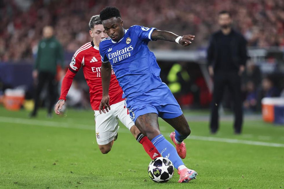 Gianluca Prestianni intenta quitar la pelota a Vinícius Jr durante el Benfica-Real Madrid de la Champions 2025-2026
