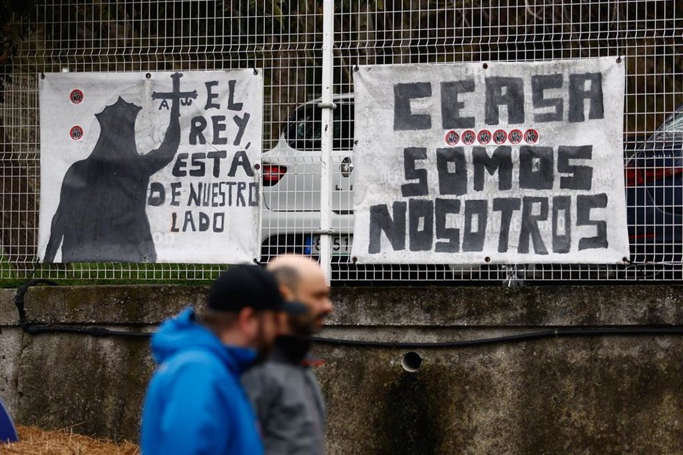 Trabajadores de Ence durante la huelga de la plantilla de Ence en contra del ERE a 96 trabajadores, a 16 de febrero de 2026, en Navia, Asturias (España). Los trabajadores protestan por la decisión de la compañía de activar un Expediente de Regulación de