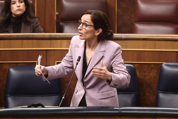 La ministra de Sanidad, Mónica García, interviene durante una sesión de control al Gobierno, en el Congreso de los Diputados, a 18 de febrero de 2026, en Madrid (España). El Gobierno se enfrenta a una nueva sesión de control en el Congreso en la que respo