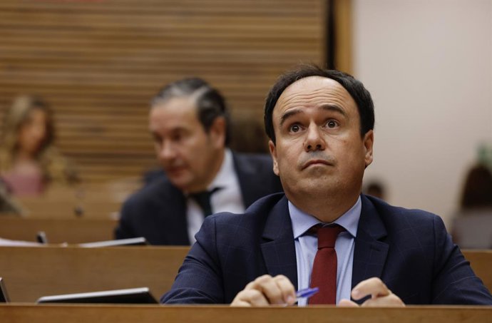 El president de la Generalitat, Juanfran Pérez Llorca, durant la seua primera sessió de control en Les Corts