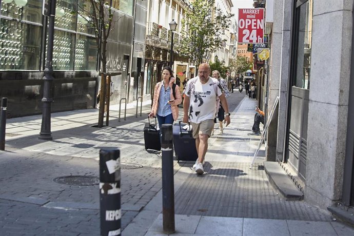 Archivo - Turistas en el centro de Madrid tras el anuncio del ministerio de Consumo de bloquear casi 66.000 anuncios ilegales, a 19 de mayo de 2025, en Madrid (España). 